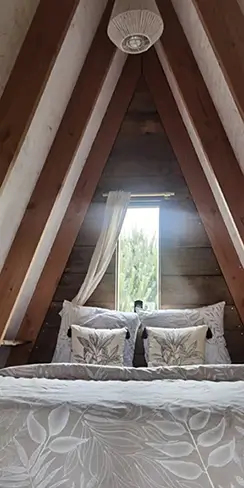 IntÃ©rieur cosy de la Kabanetik avec lit double